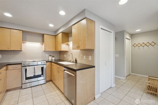 8225 212th Street SW #304, Edmonds, WA 98026