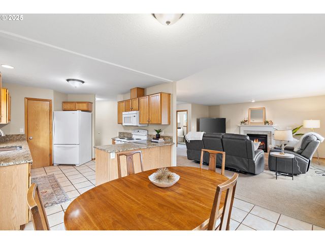 20794 WALNUT St Ne, Aurora, OR 97002