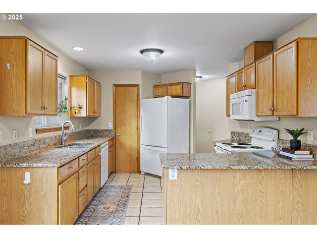 20794 WALNUT St Ne, Aurora, OR 97002