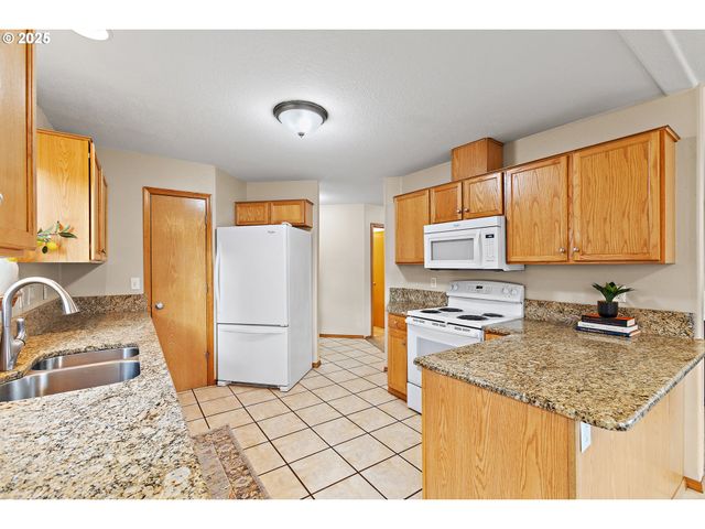 20794 WALNUT St Ne, Aurora, OR 97002