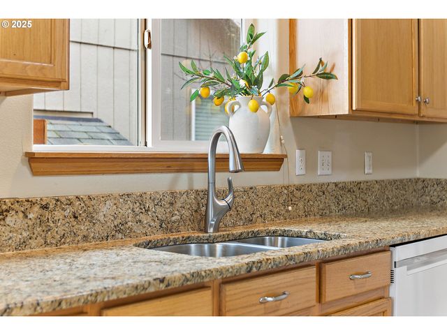 20794 WALNUT St Ne, Aurora, OR 97002