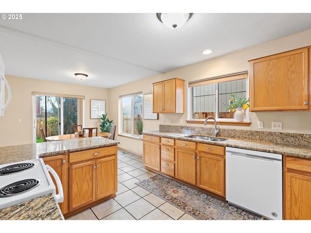 20794 WALNUT St Ne, Aurora, OR 97002