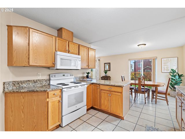 20794 WALNUT St Ne, Aurora, OR 97002