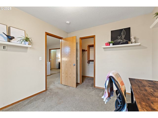 20794 WALNUT St Ne, Aurora, OR 97002