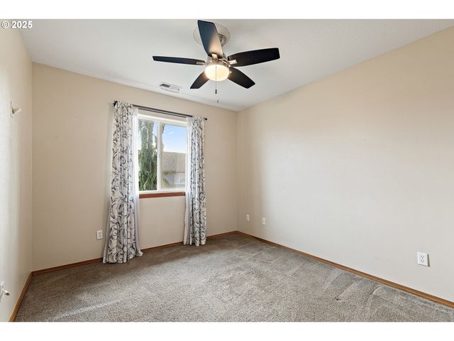 20794 WALNUT St Ne, Aurora, OR 97002