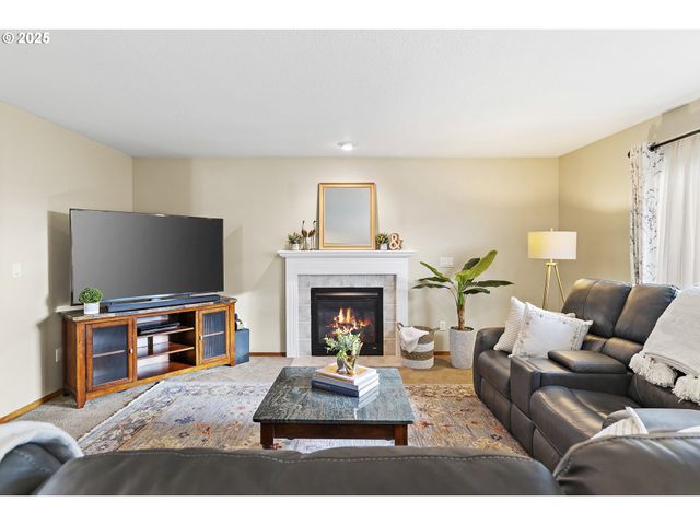 20794 WALNUT St Ne, Aurora, OR 97002