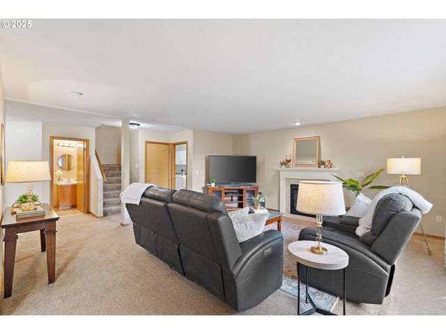 20794 WALNUT St Ne, Aurora, OR 97002