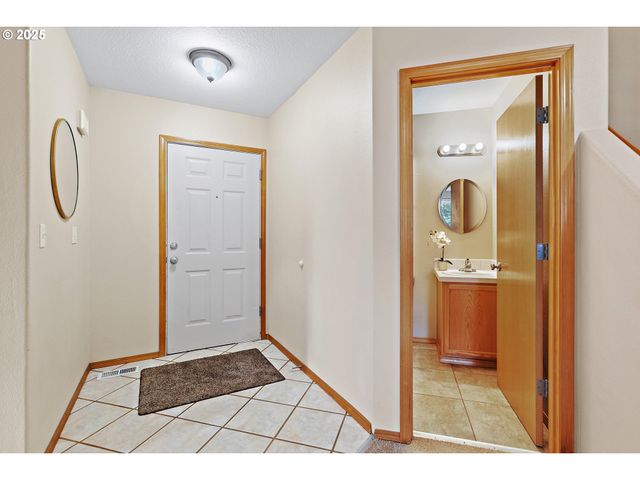 20794 WALNUT St Ne, Aurora, OR 97002