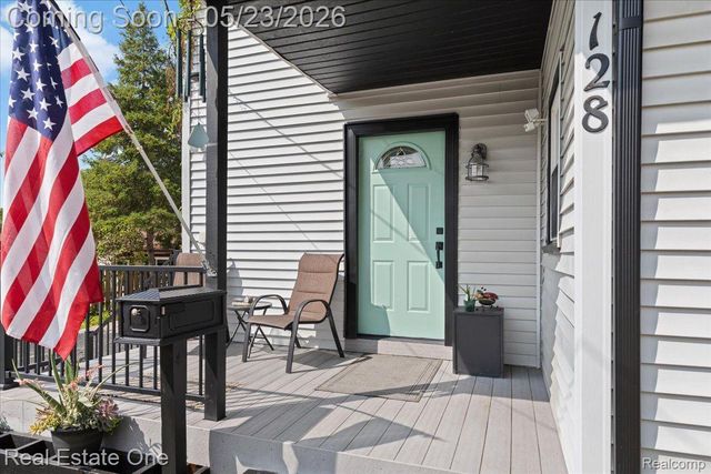 128 S SLATER Street, Lake Orion Village, MI 48362