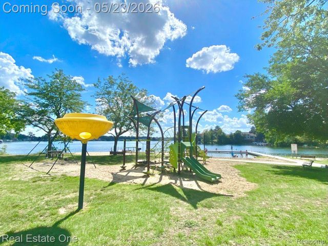 128 S SLATER Street, Lake Orion Village, MI 48362