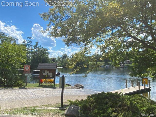 128 S SLATER Street, Lake Orion Village, MI 48362