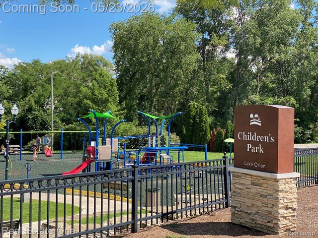128 S SLATER Street, Lake Orion Village, MI 48362