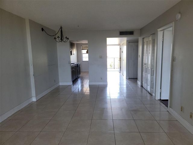 3121 NW 47th Terrace 403, Lauderdale Lakes, FL 33319