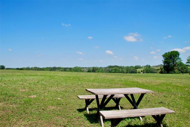 1070 Muehr RD, Weimar, TX 78962