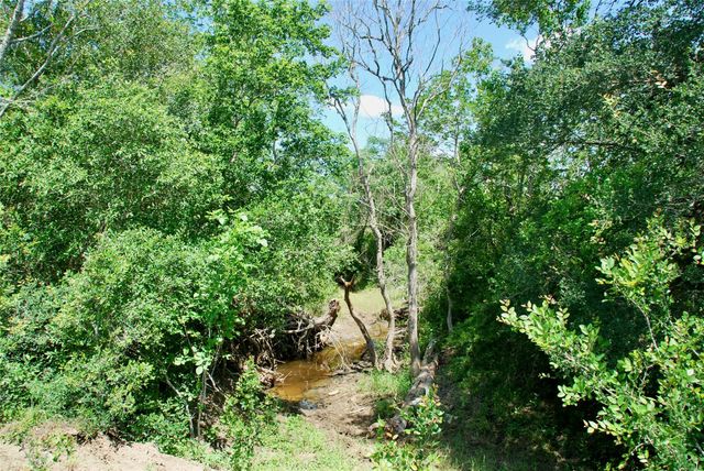1070 Muehr RD, Weimar, TX 78962
