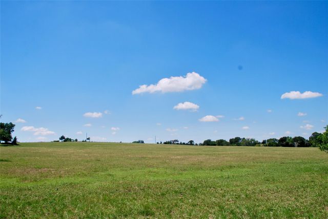 1070 Muehr RD, Weimar, TX 78962