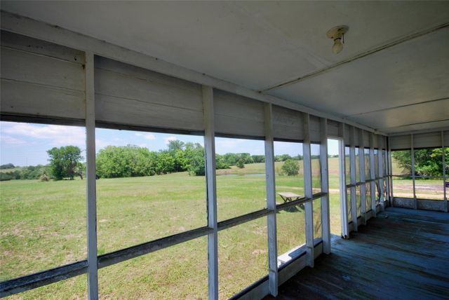 1070 Muehr RD, Weimar, TX 78962