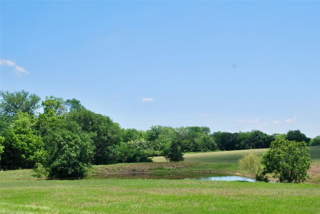 1070 Muehr RD, Weimar, TX 78962