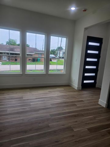 7900 Bowen Street B, Houston, TX 77051