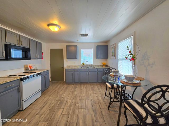 902 Foster Road, Las Cruces, NM 88001