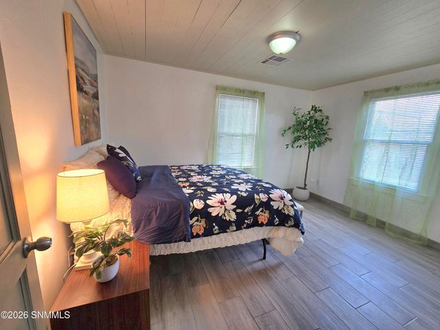 902 Foster Road, Las Cruces, NM 88001