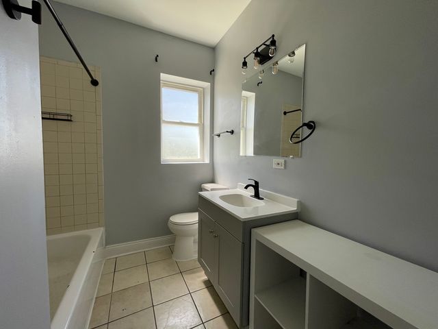 1152 N HARDING Avenue 3, Chicago, IL 60651