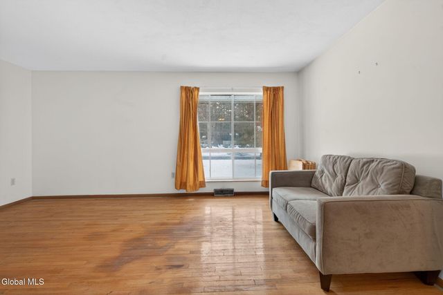 12 Pine Tree Place, Clifton Park, NY 12065