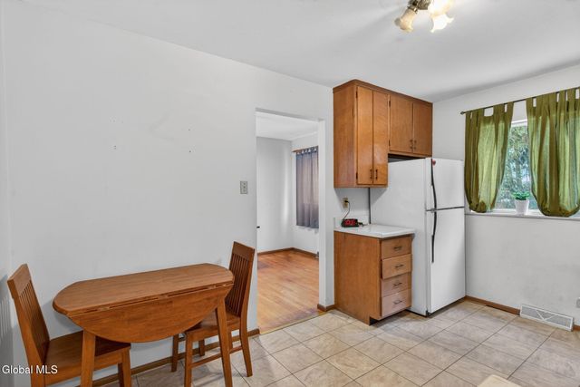 12 Pine Tree Place, Clifton Park, NY 12065