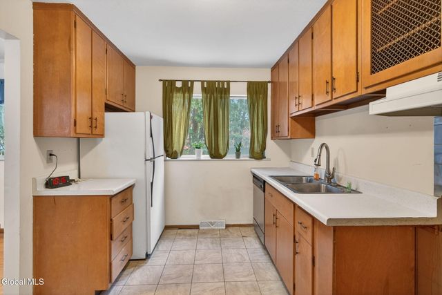 12 Pine Tree Place, Clifton Park, NY 12065