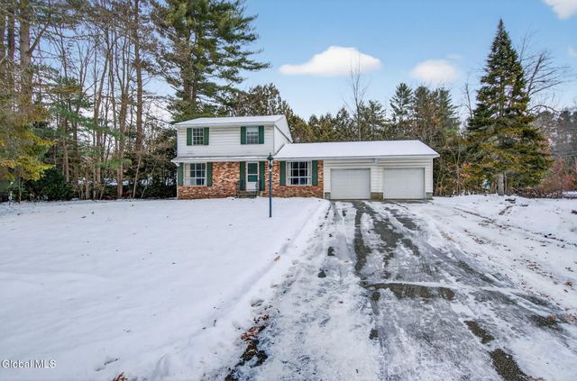 12 Pine Tree Place, Clifton Park, NY 12065