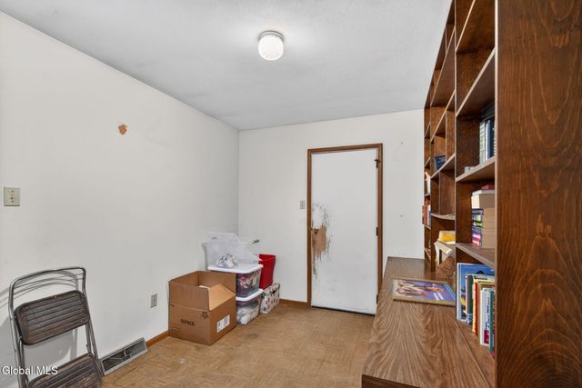 12 Pine Tree Place, Clifton Park, NY 12065