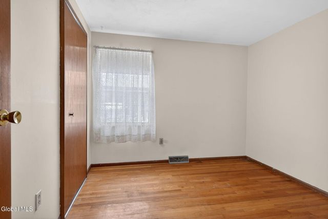 12 Pine Tree Place, Clifton Park, NY 12065