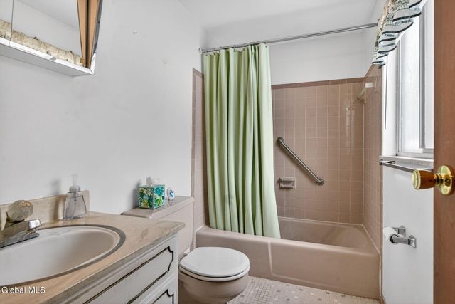 12 Pine Tree Place, Clifton Park, NY 12065