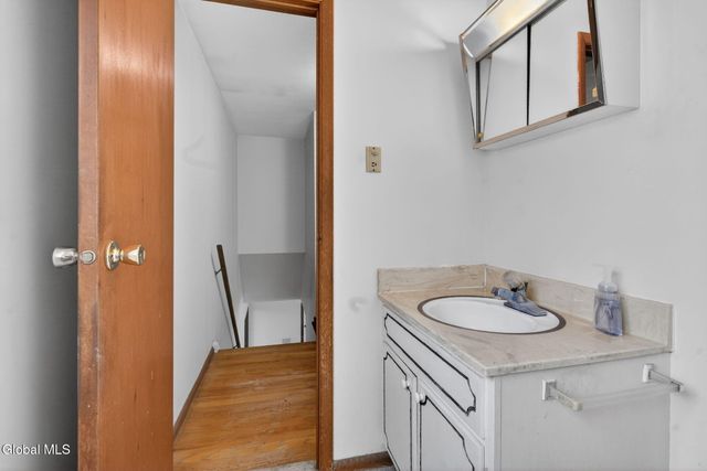 12 Pine Tree Place, Clifton Park, NY 12065