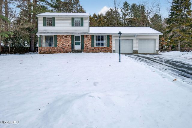 12 Pine Tree Place, Clifton Park, NY 12065