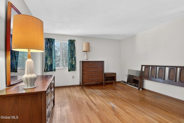 12 Pine Tree Place, Clifton Park, NY 12065