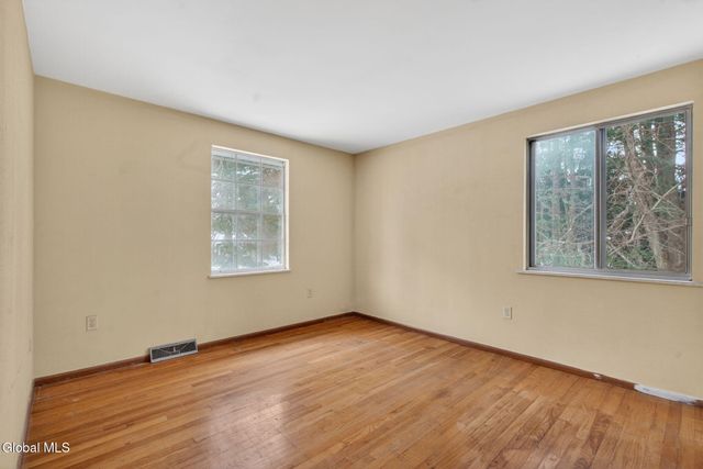 12 Pine Tree Place, Clifton Park, NY 12065