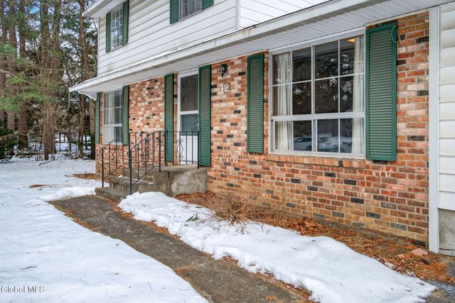 12 Pine Tree Place, Clifton Park, NY 12065