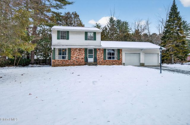 12 Pine Tree Place, Clifton Park, NY 12065