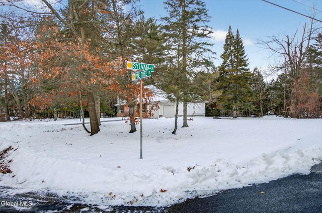 12 Pine Tree Place, Clifton Park, NY 12065