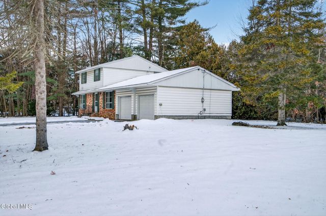 12 Pine Tree Place, Clifton Park, NY 12065