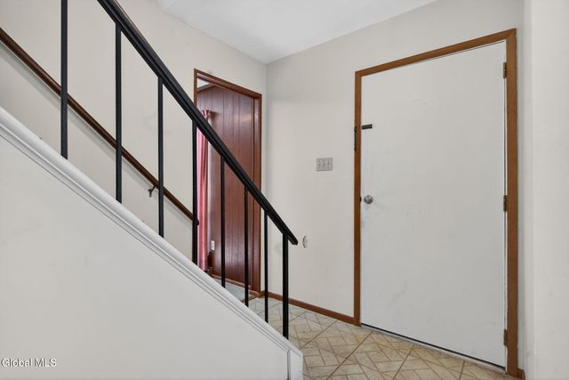 12 Pine Tree Place, Clifton Park, NY 12065