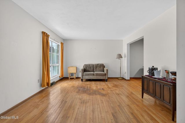 12 Pine Tree Place, Clifton Park, NY 12065