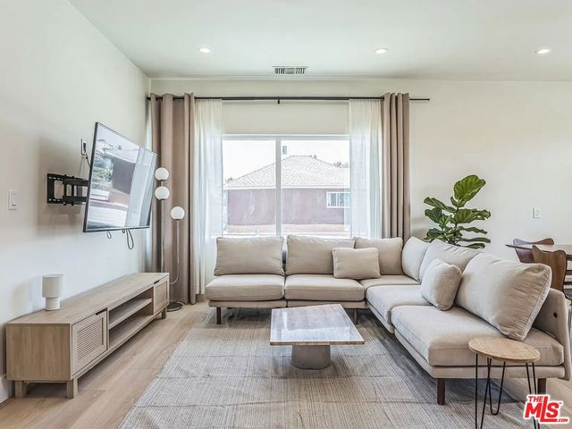 3014 9th Avenue B, Los Angeles, CA 90018