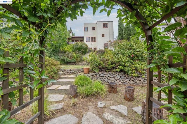 5765 Colton Blvd, Oakland, CA 94611