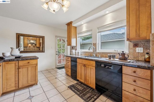 5765 Colton Blvd, Oakland, CA 94611
