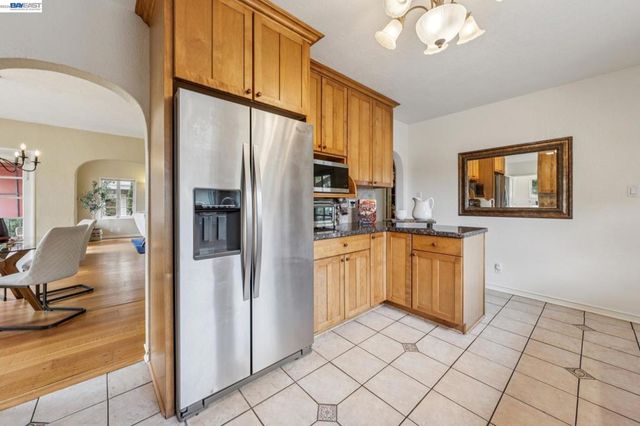 5765 Colton Blvd, Oakland, CA 94611