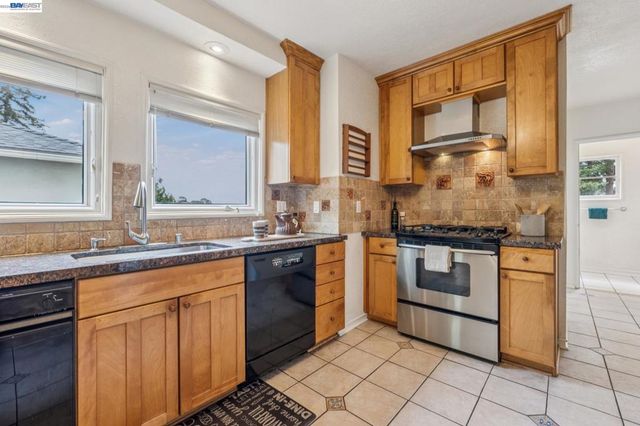 5765 Colton Blvd, Oakland, CA 94611