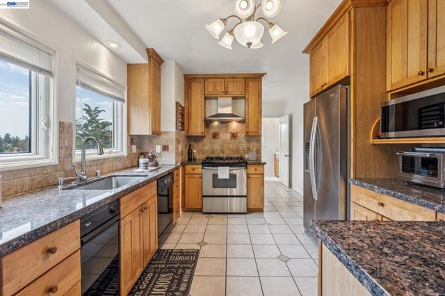5765 Colton Blvd, Oakland, CA 94611