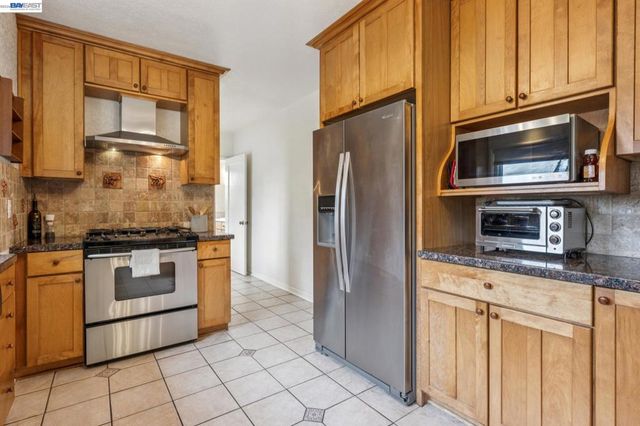 5765 Colton Blvd, Oakland, CA 94611